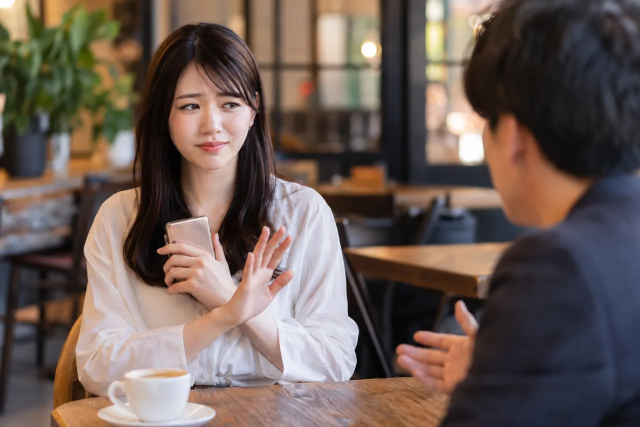 友達作りアプリで初対面の場所と帰宅時間を確認する女性