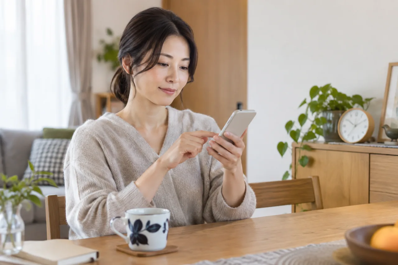 日本人女性が職場の連絡や依頼を記録し境界線を整理している