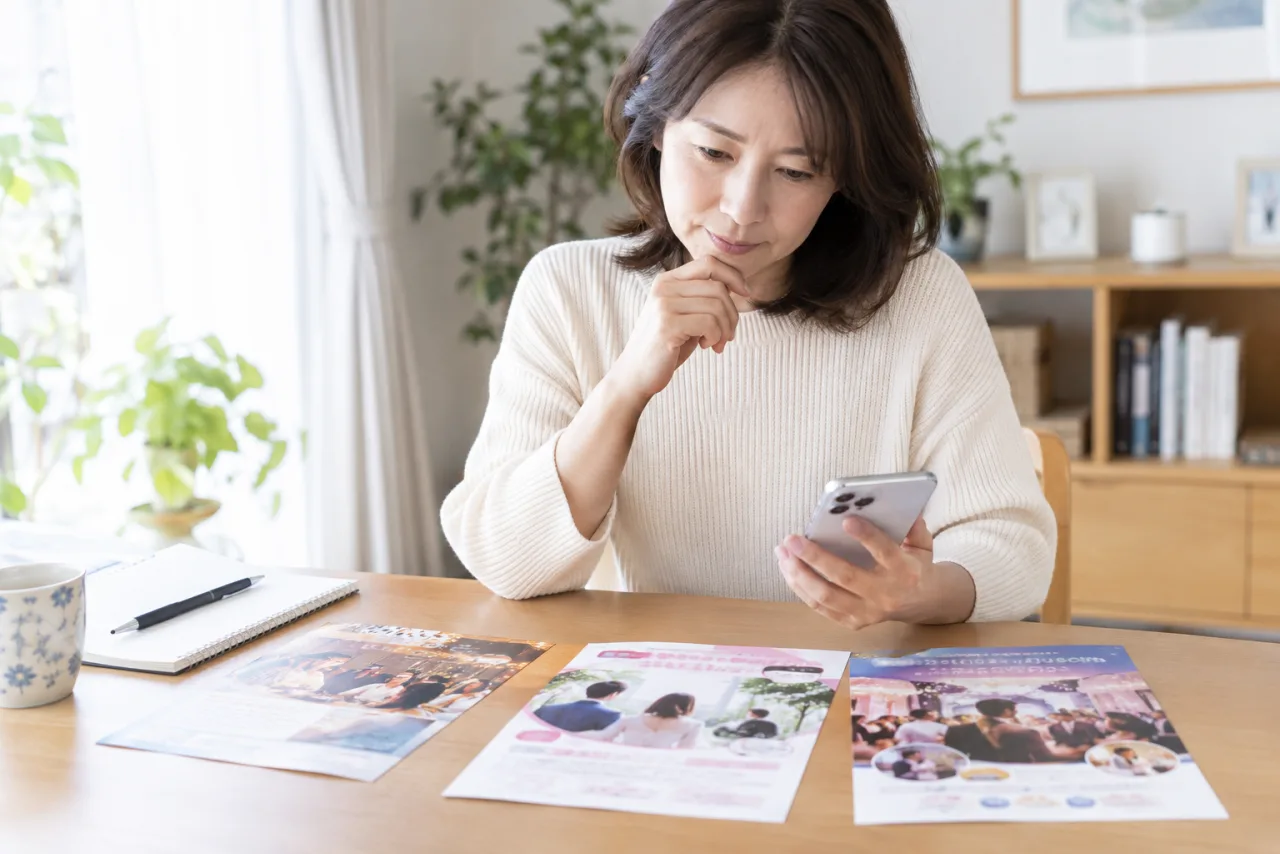 婚活パーティーの候補を比較する女性