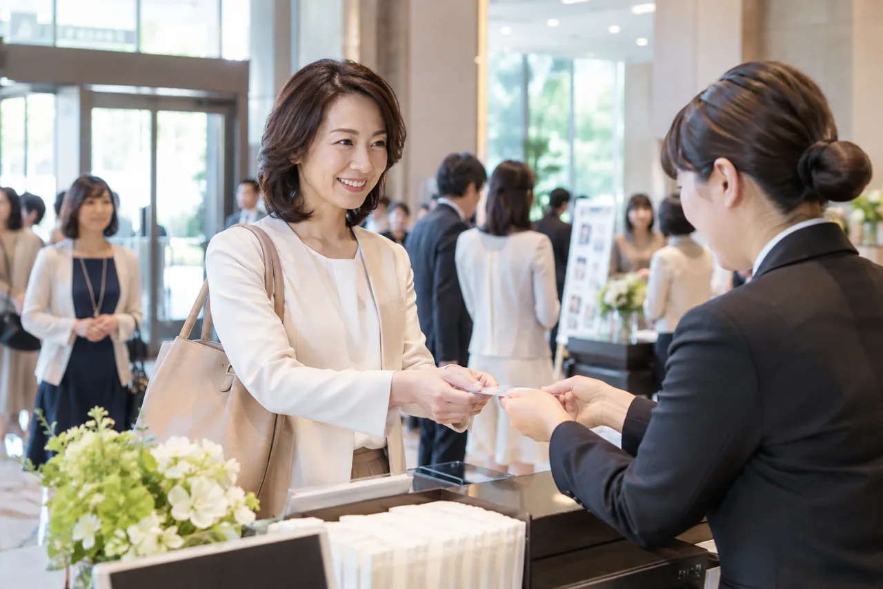 婚活パーティーの受付で確認を受ける女性