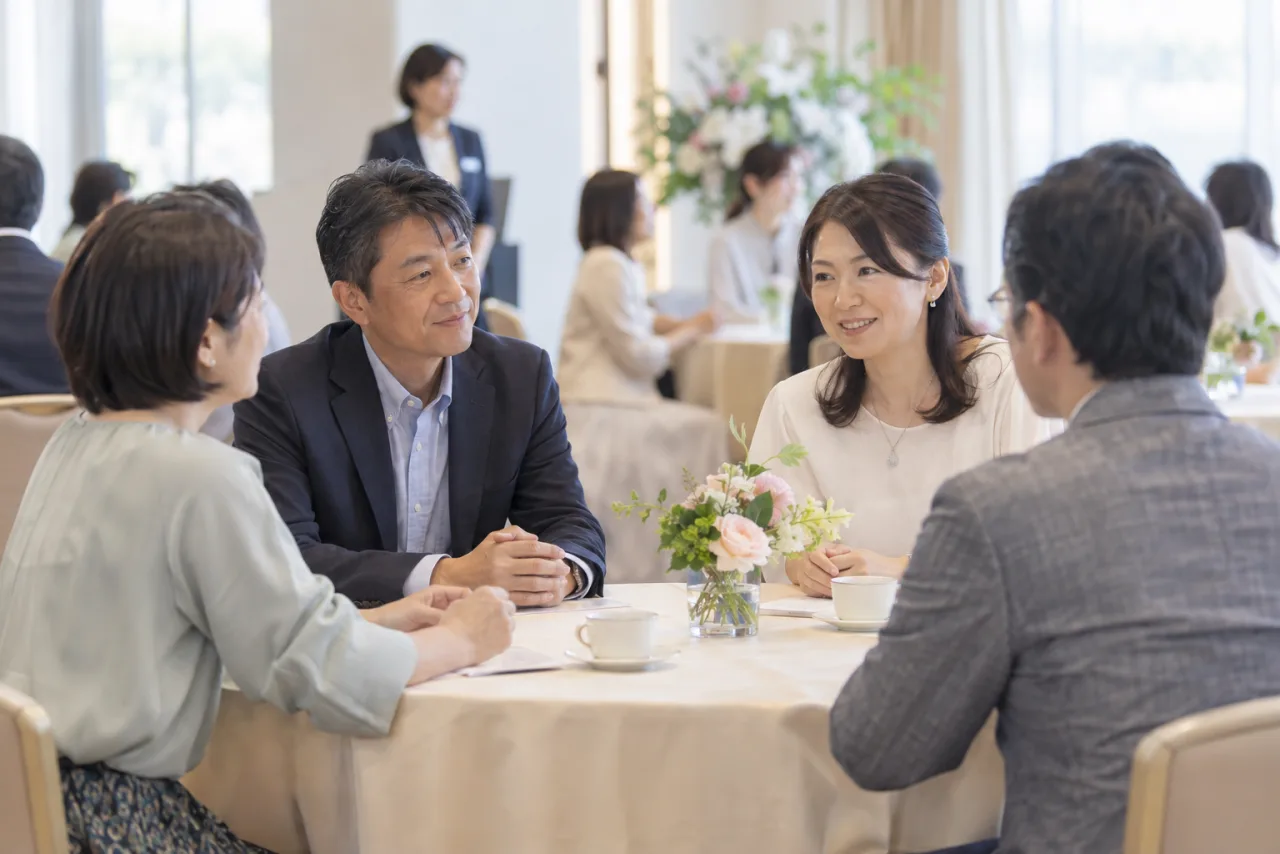 婚活パーティーで会話する男女