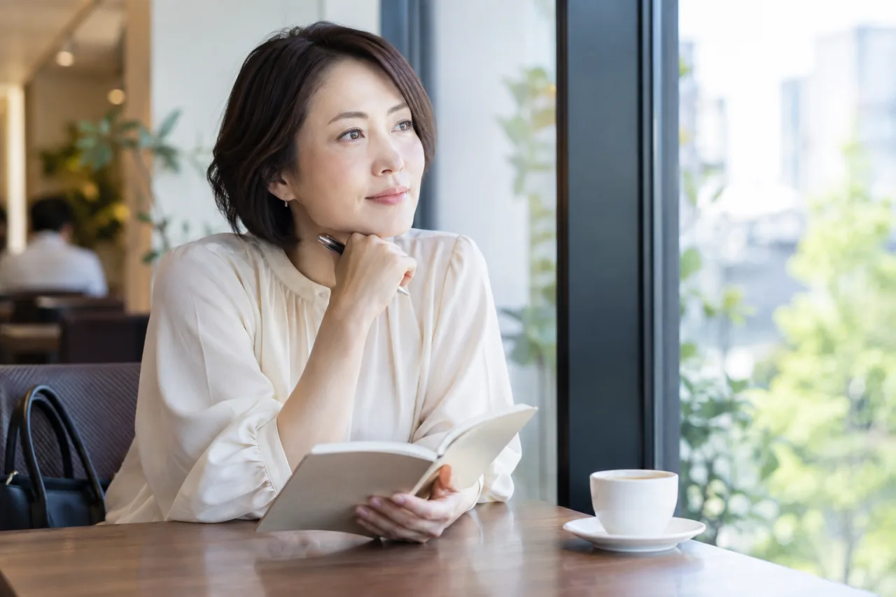 婚活パーティー後に一人で気持ちを整理する女性