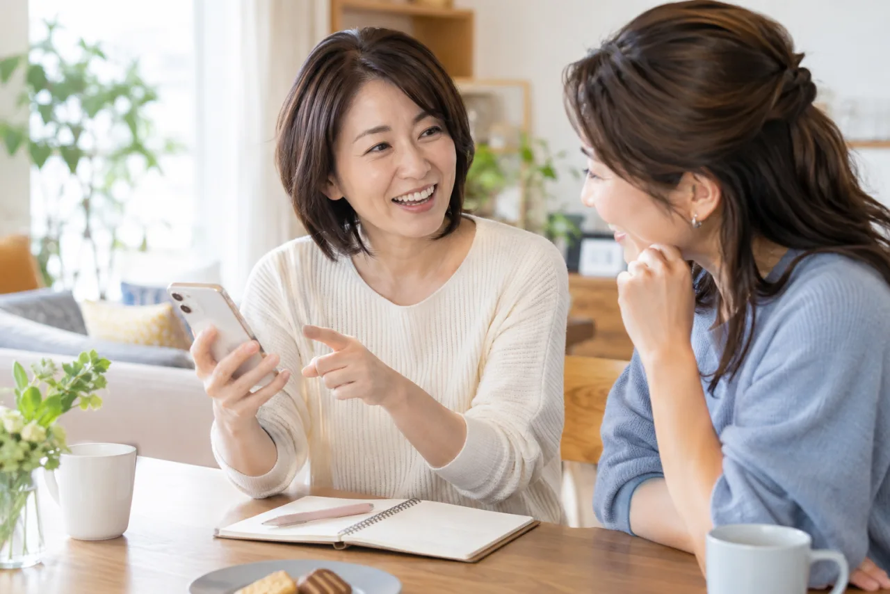 友人に婚活パーティーの候補を相談する女性