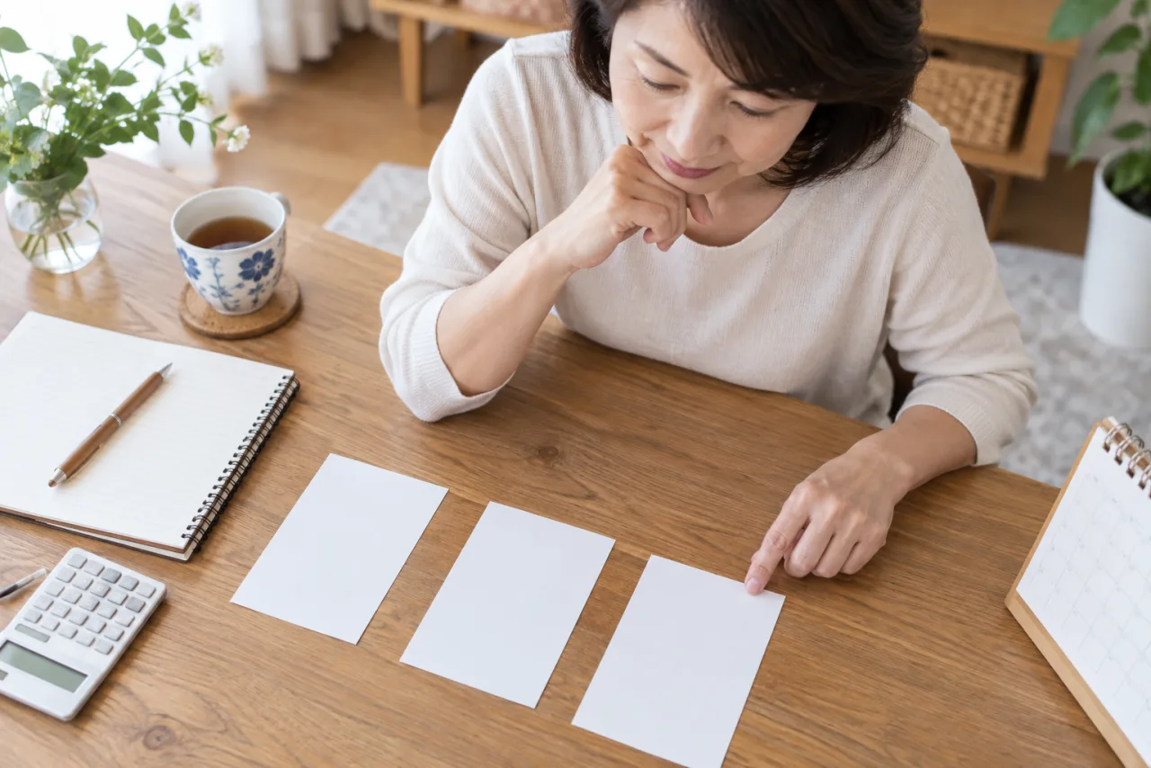 日本人女性が趣味の場や紹介や交流会の費用と時間をカードで比べている