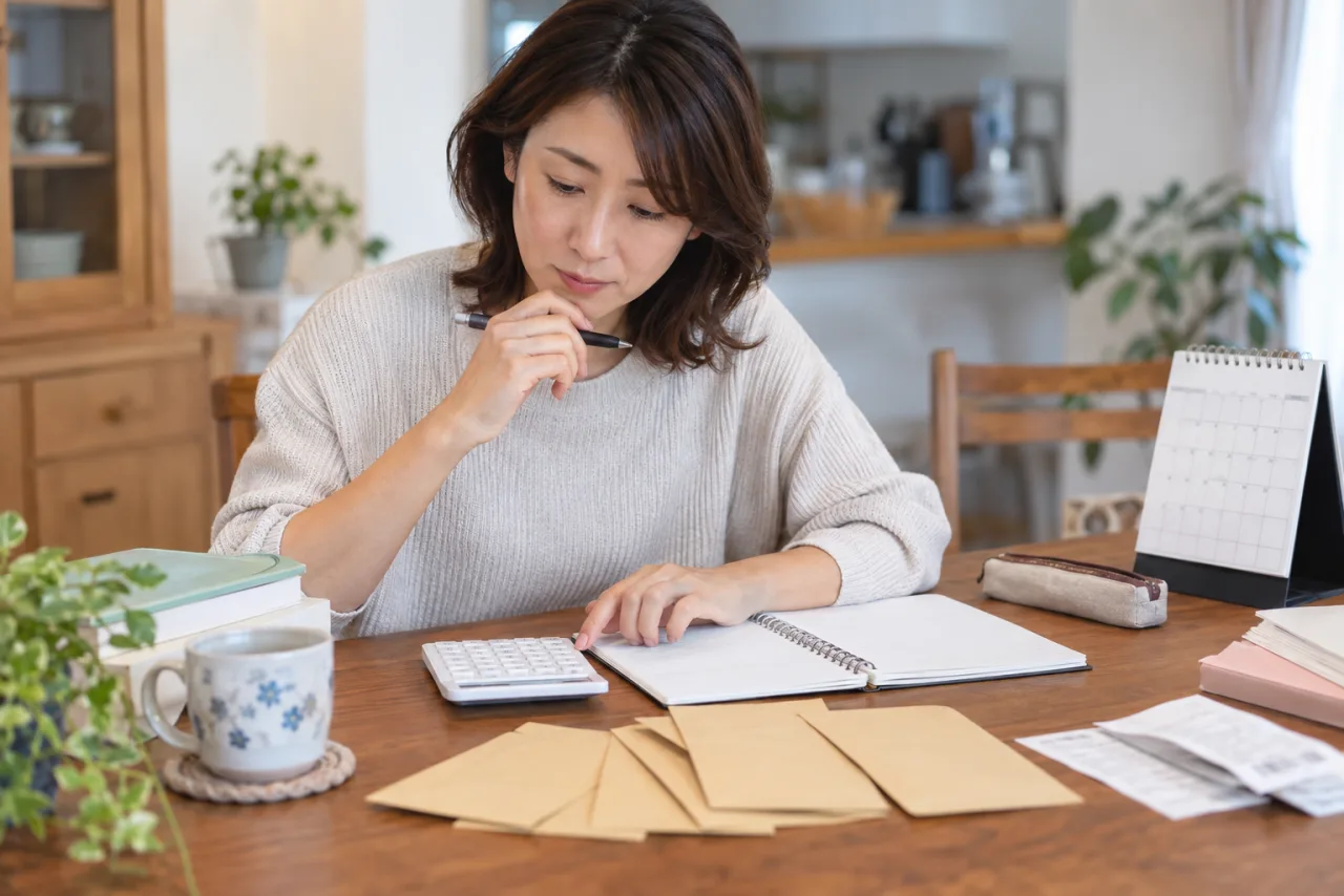 日本人女性が宅建過去問の復習日と再テスト日を予定表で管理する様子