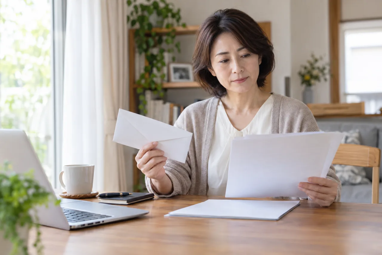 退職後に離職票の書類を確認する50代の日本人女性
