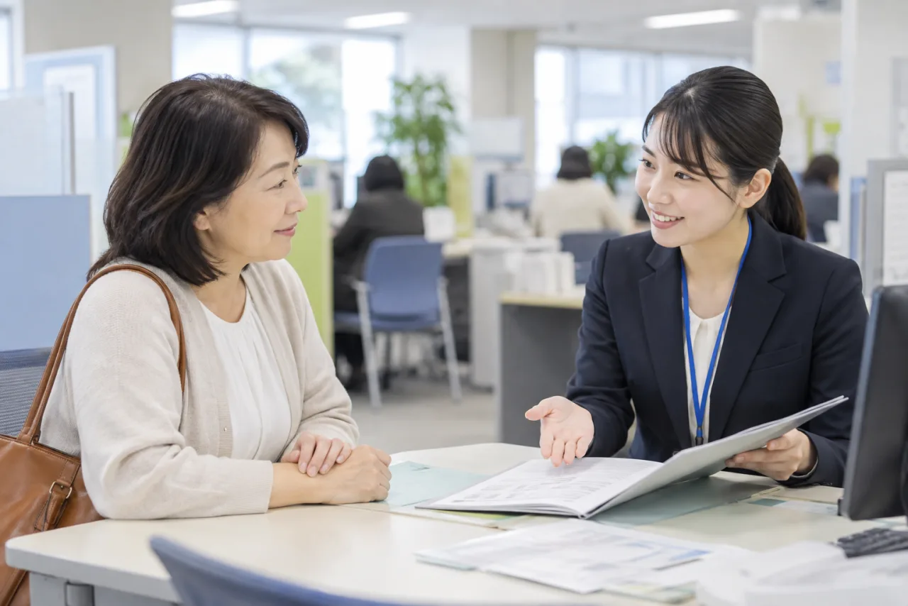 ハローワークの相談窓口で手続きを確認する50代の日本人女性