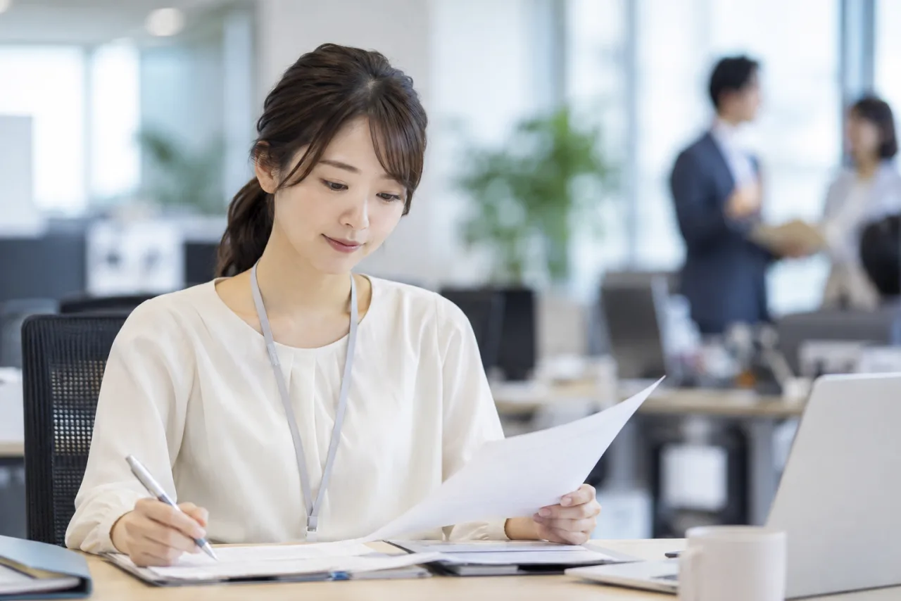 日本人の女性が職場で聞いた偏見の言葉をノートに事実として書き分ける