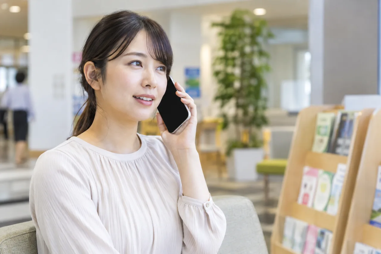 日本人の女性が人事や相談窓口に伝える内容をノートで整理する