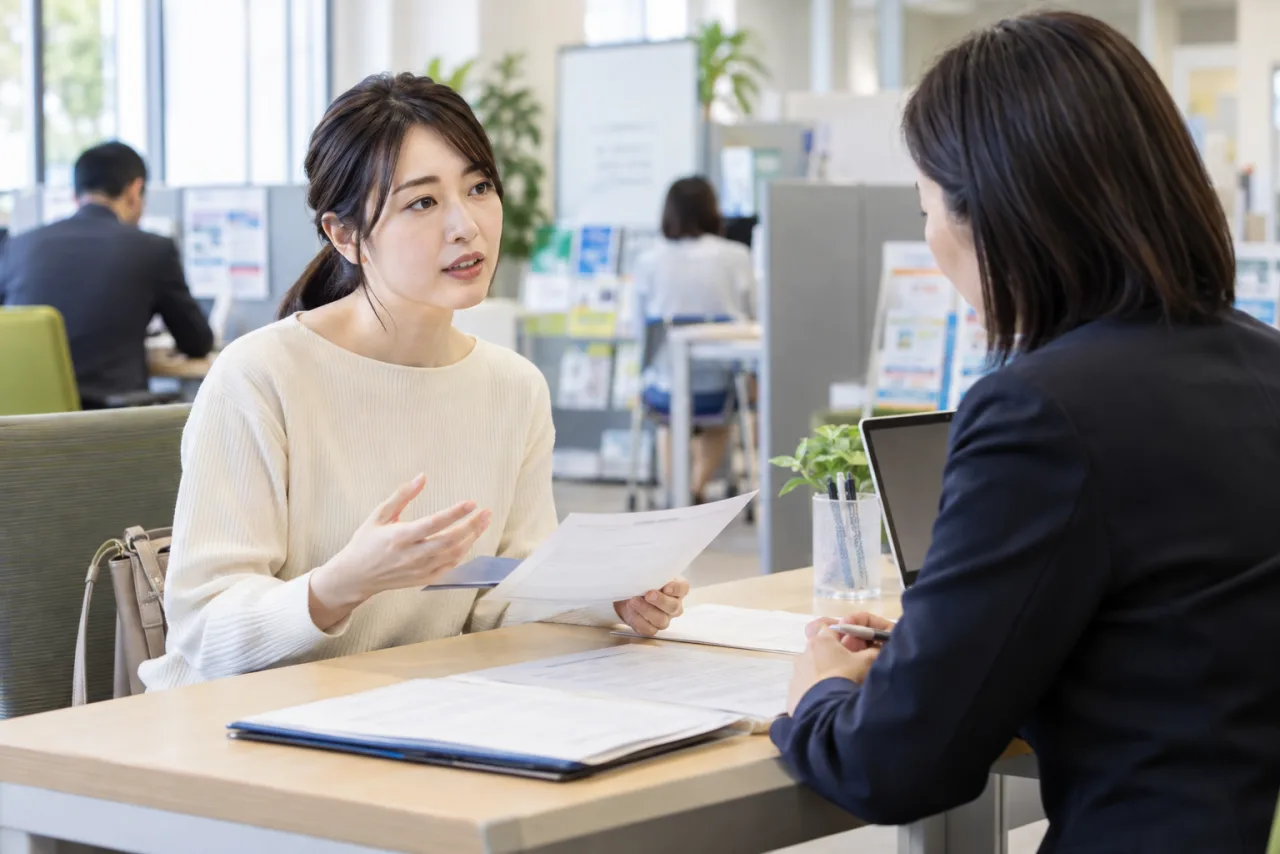 労働条件通知書を相談窓口で確認する女性