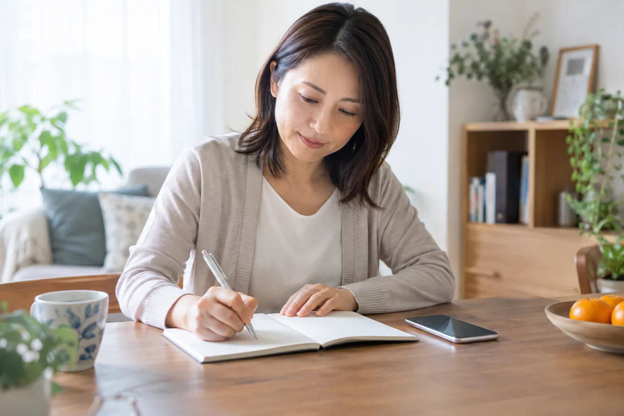 体調と仕事の予定を整理する日本人女性