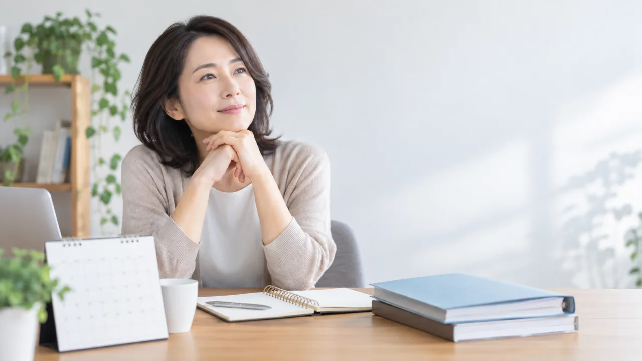 休職前に医師への相談や会社の規則を整理する女性