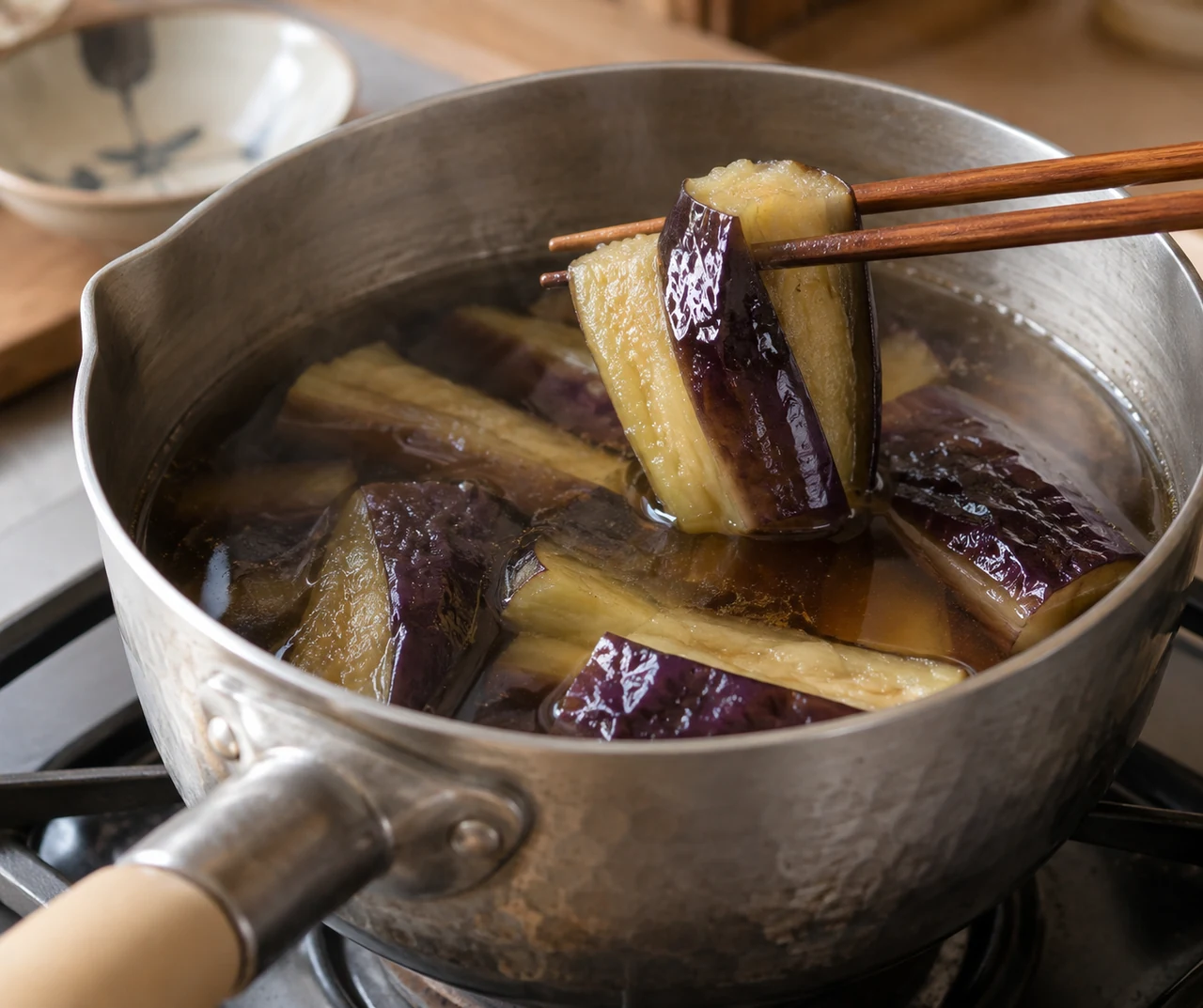 小鍋で煮含めるなす料理のイメージ