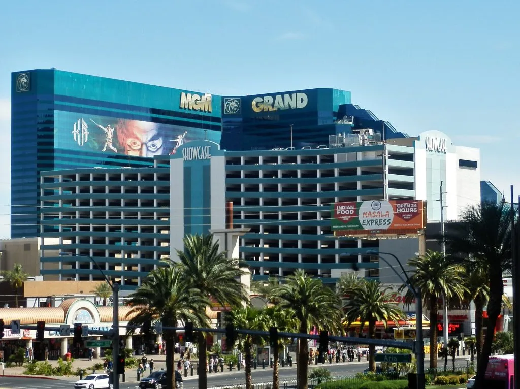 昼のMGMグランド外観