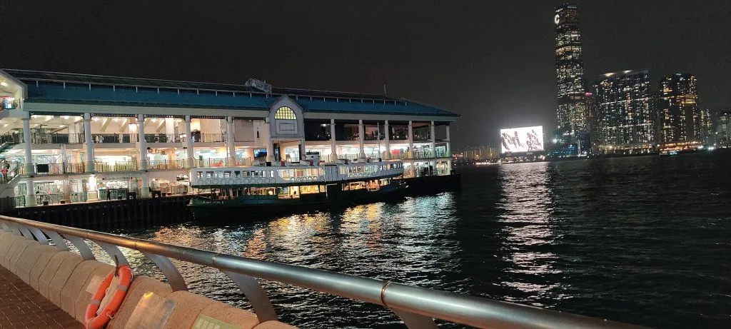 夜の尖沙咀スターフェリー乗り場と停泊するフェリー