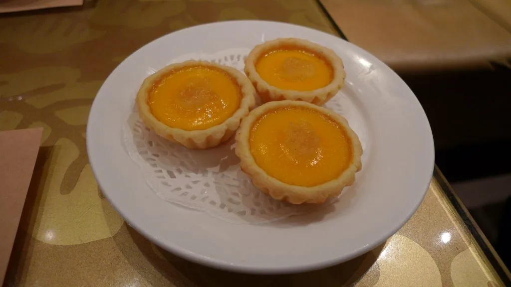 香港で供された焼きたてのエッグタルト三つ