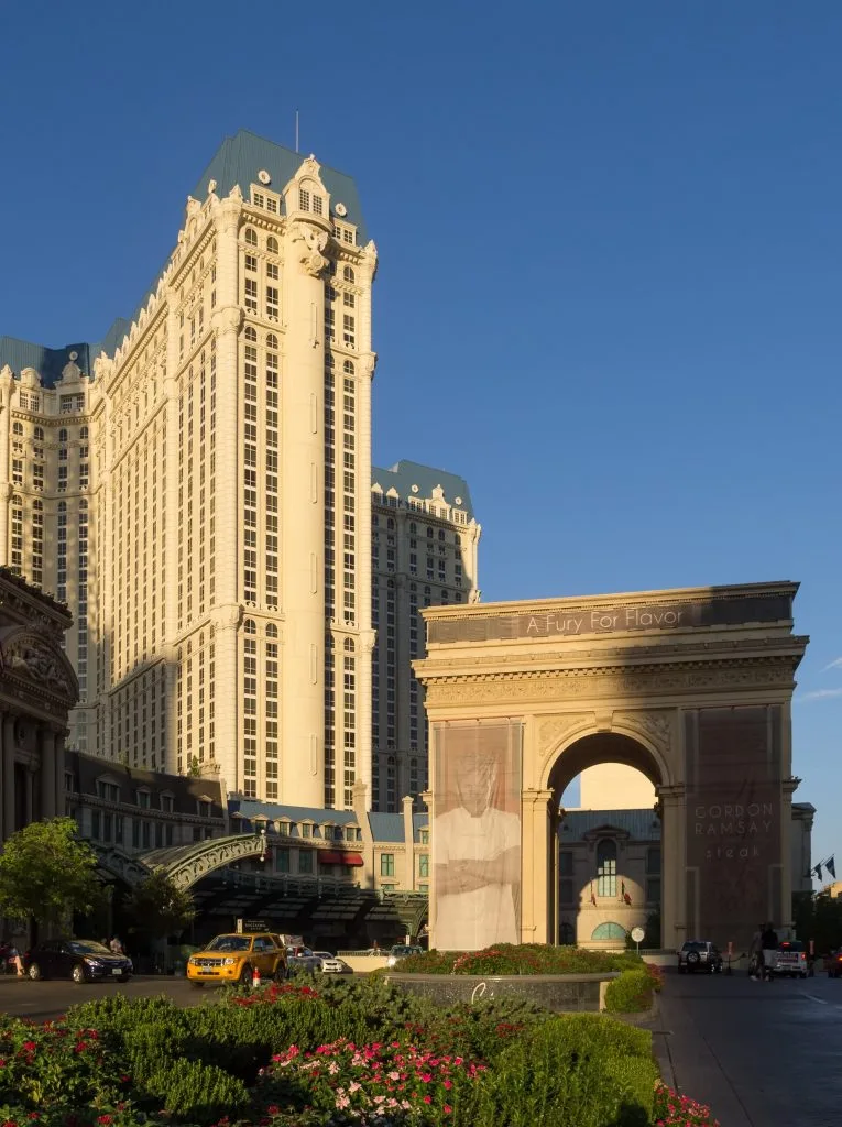 夜のParis Las Vegasと凱旋門