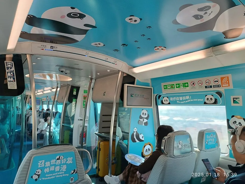 香港国際空港から市内へ向かうAirport Expressの車内