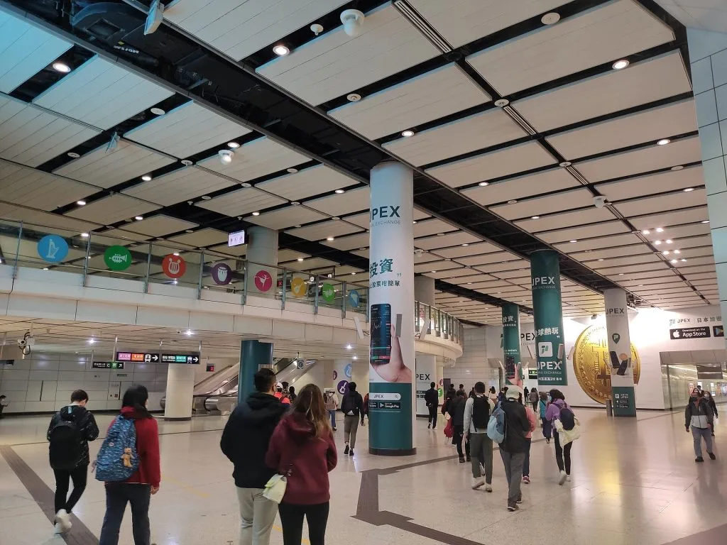 香港駅と中環駅を結ぶ広いMTRコンコース