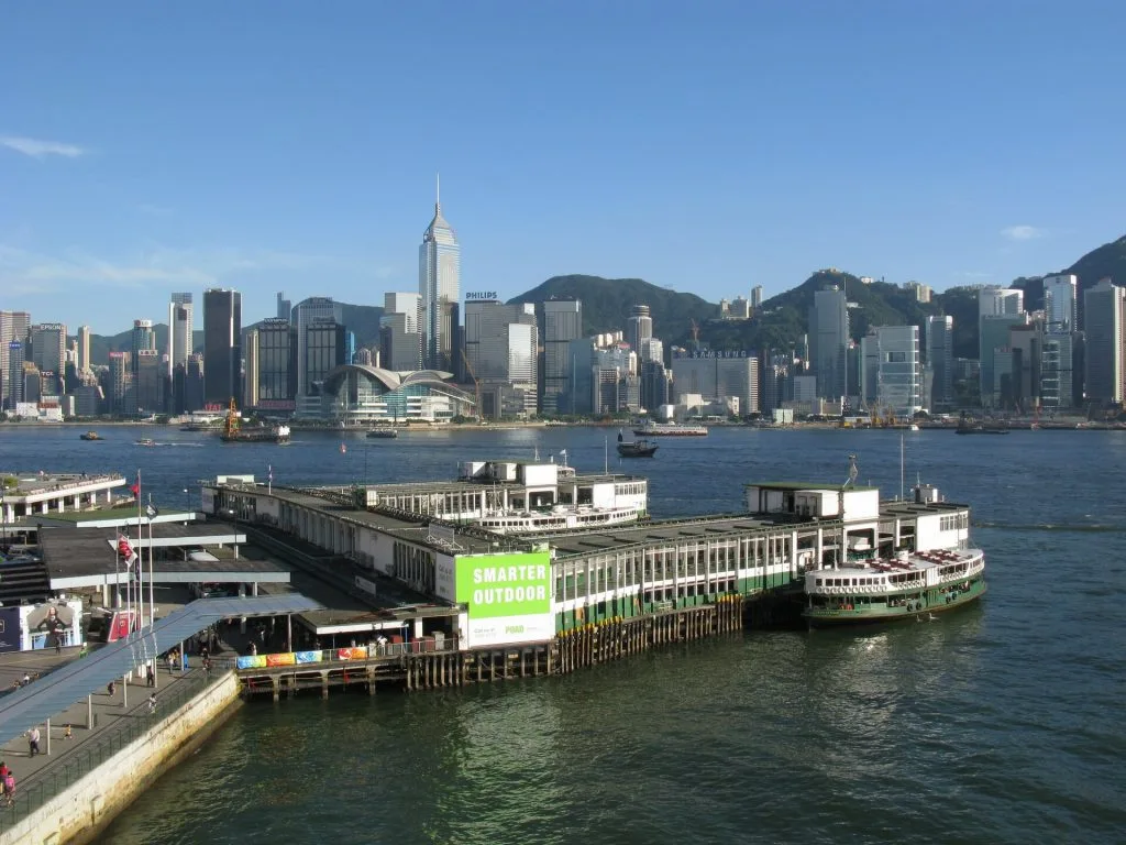 尖沙咀のスターフェリー乗り場と香港島の昼景