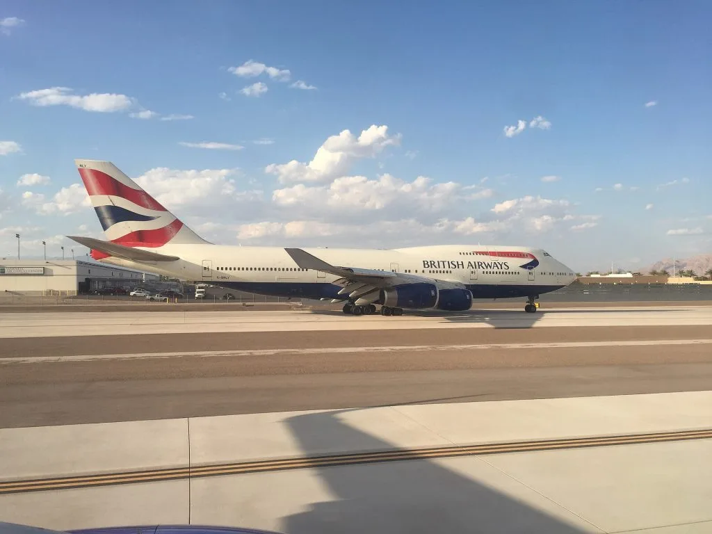 ラスベガスの空港から離陸する旅客機