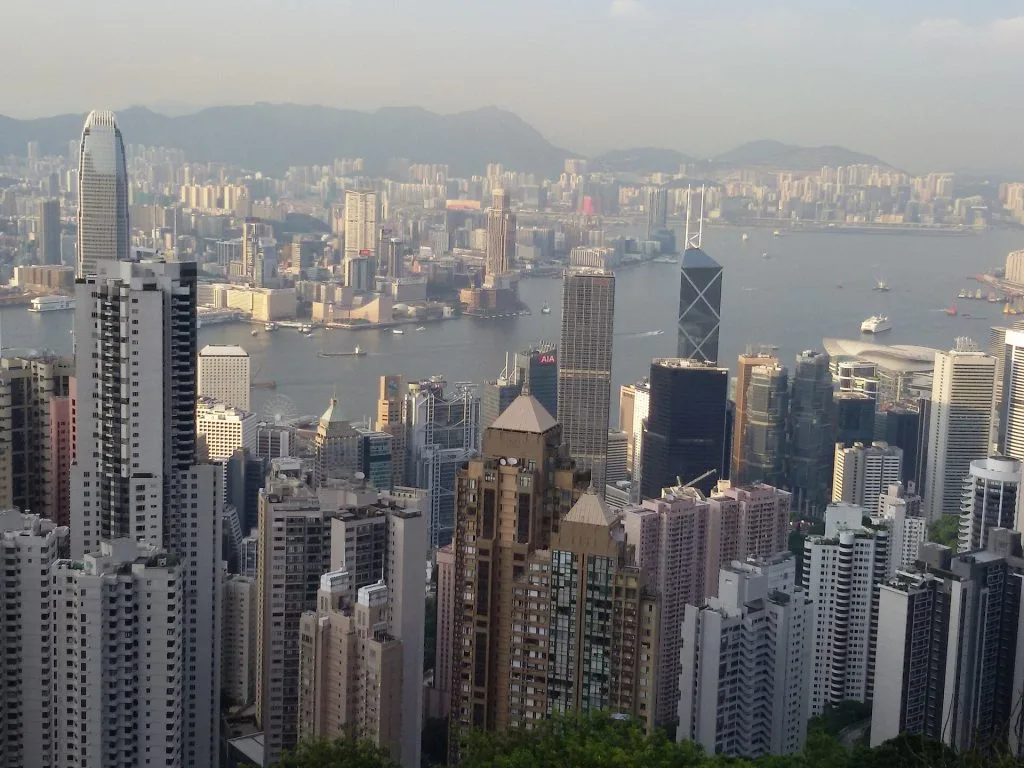 昼のビクトリアピークから香港島とビクトリアハーバーを望む景色