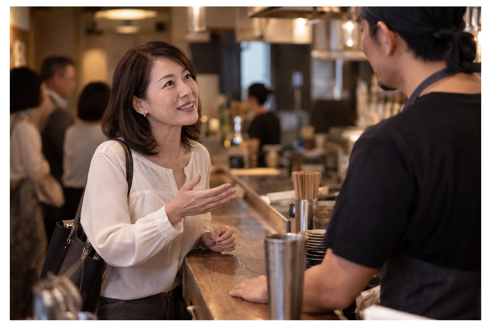 店員に注文と支払いの流れを尋ねる女性