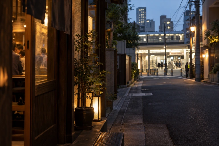 店の条件や居心地が合わないと感じた時、無理に滞在せず外へ出て帰路や別の食事先へ切り替えるイメージ
