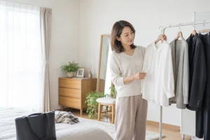 アイキャッチ：50代の婚活で出会い方と話し合う条件を整理する女性