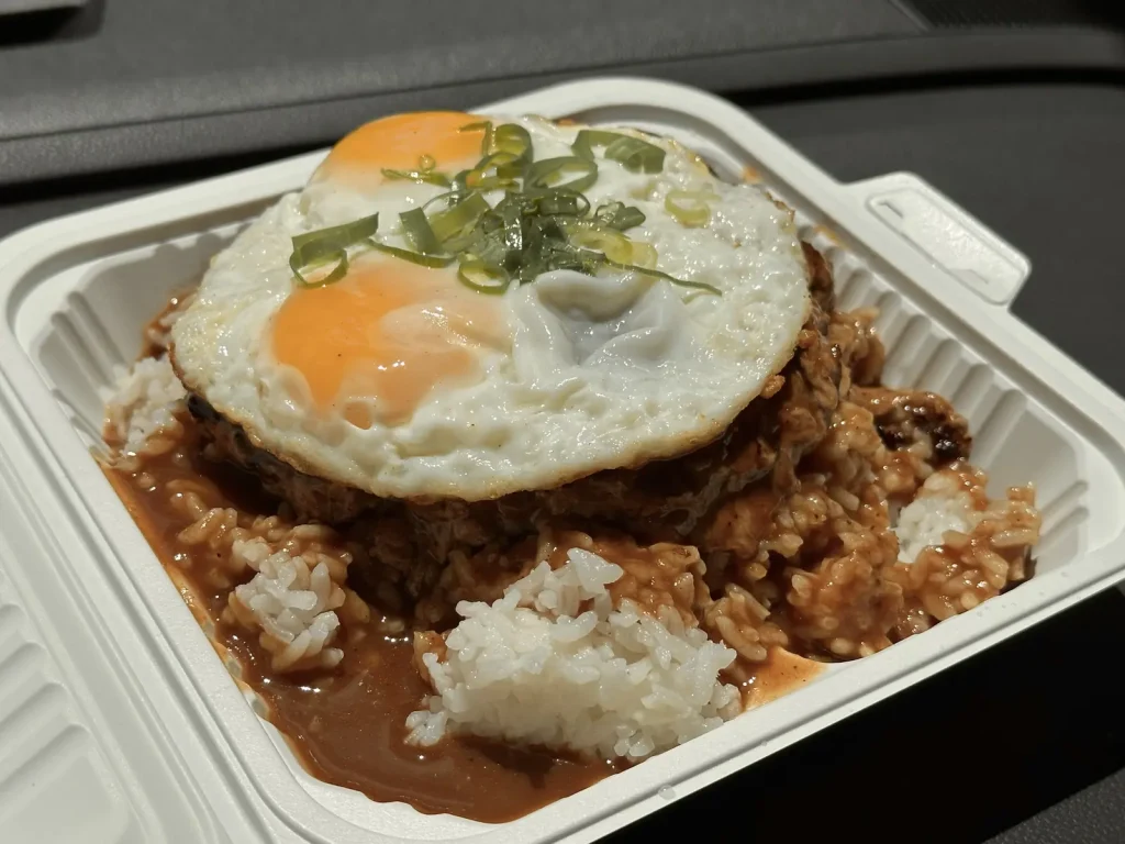 ご飯と卵がのったロコモコの皿