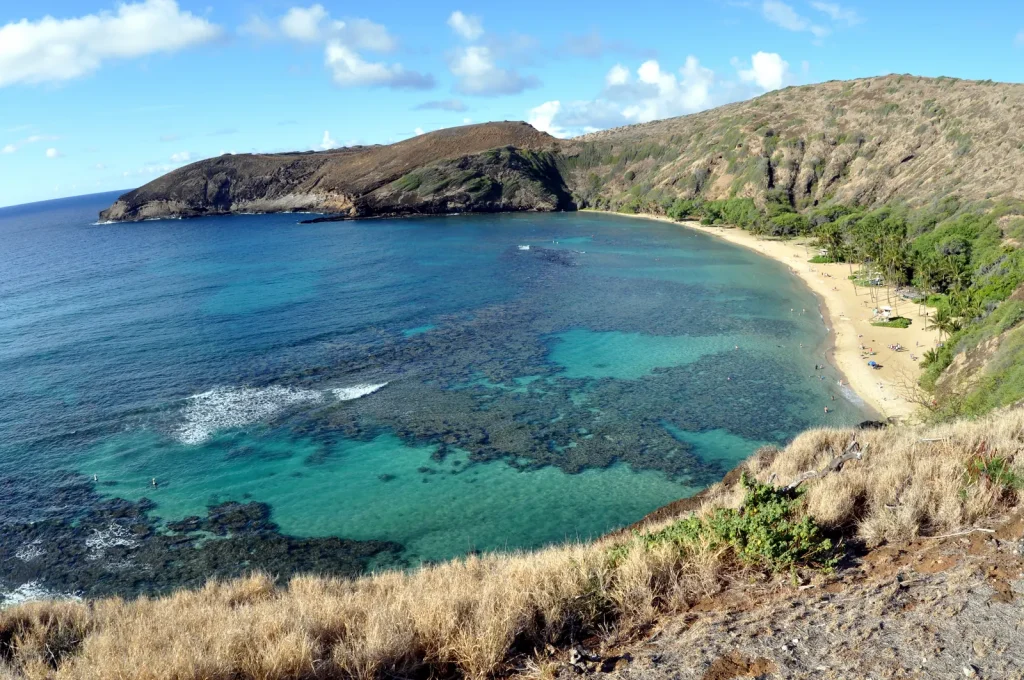 ハナウマ湾の曲線と青い海