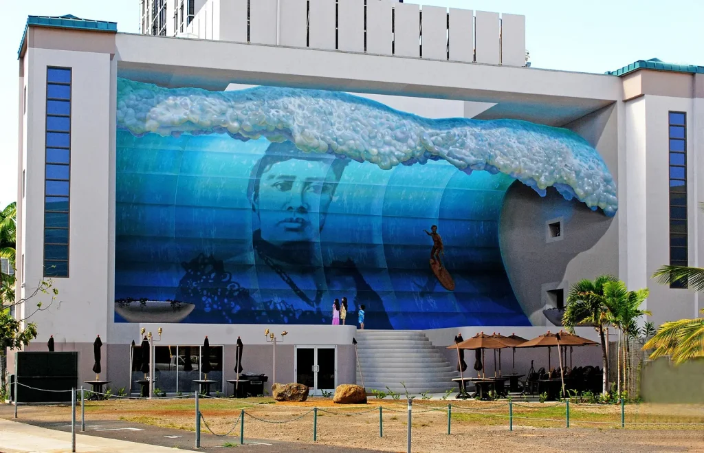 建物の壁を覆う大きな青い波の壁画