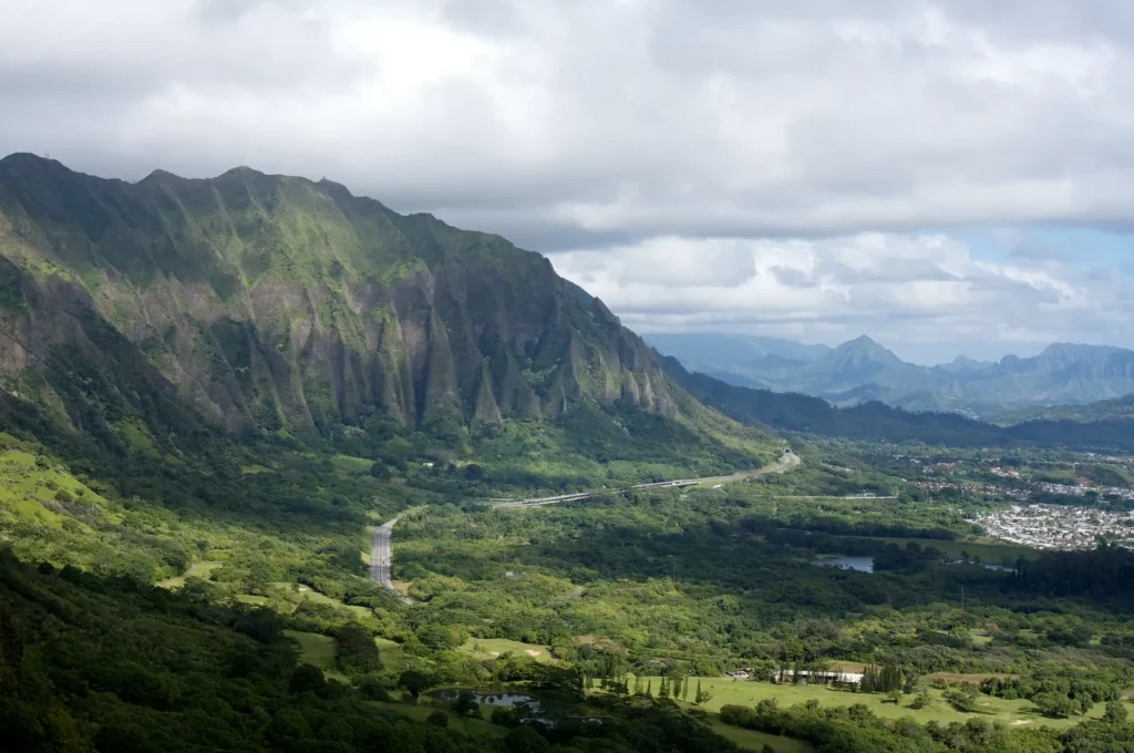 コオラウ山脈の緑の稜線と谷、道路