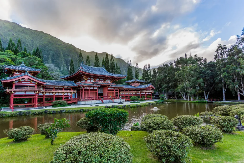 池と山を背景にしたハワイの平等院の建物