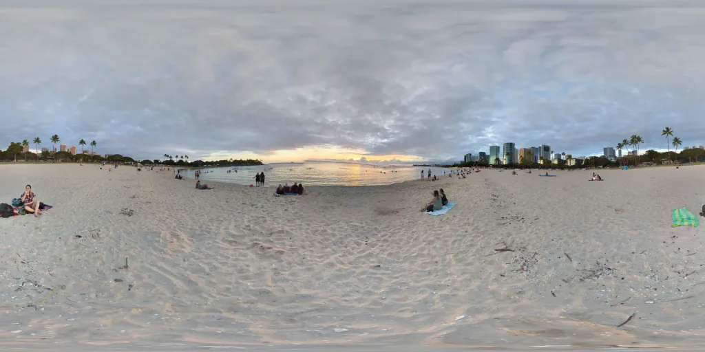 アラモアナビーチの広い夕景と水面
