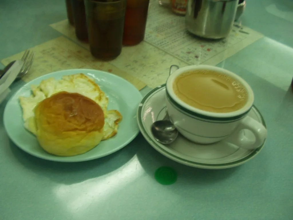 香港式ミルクティーとパン、卵が並ぶ茶餐廳の朝食