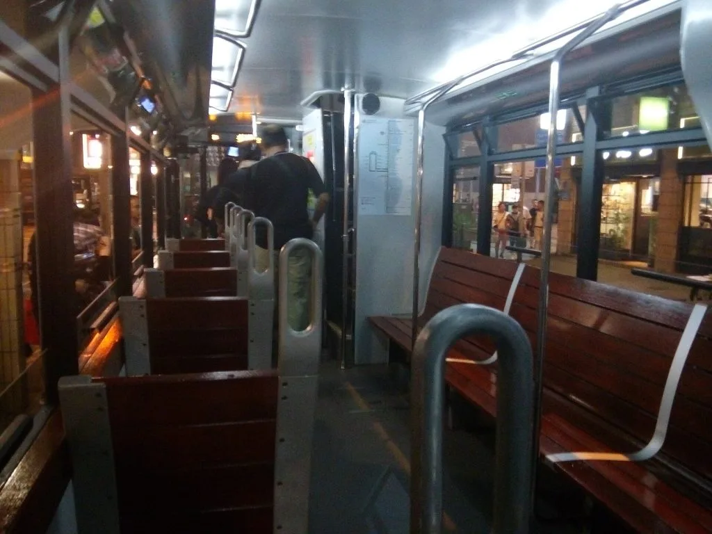 夜の香港を走る二階建てトラムの車内
