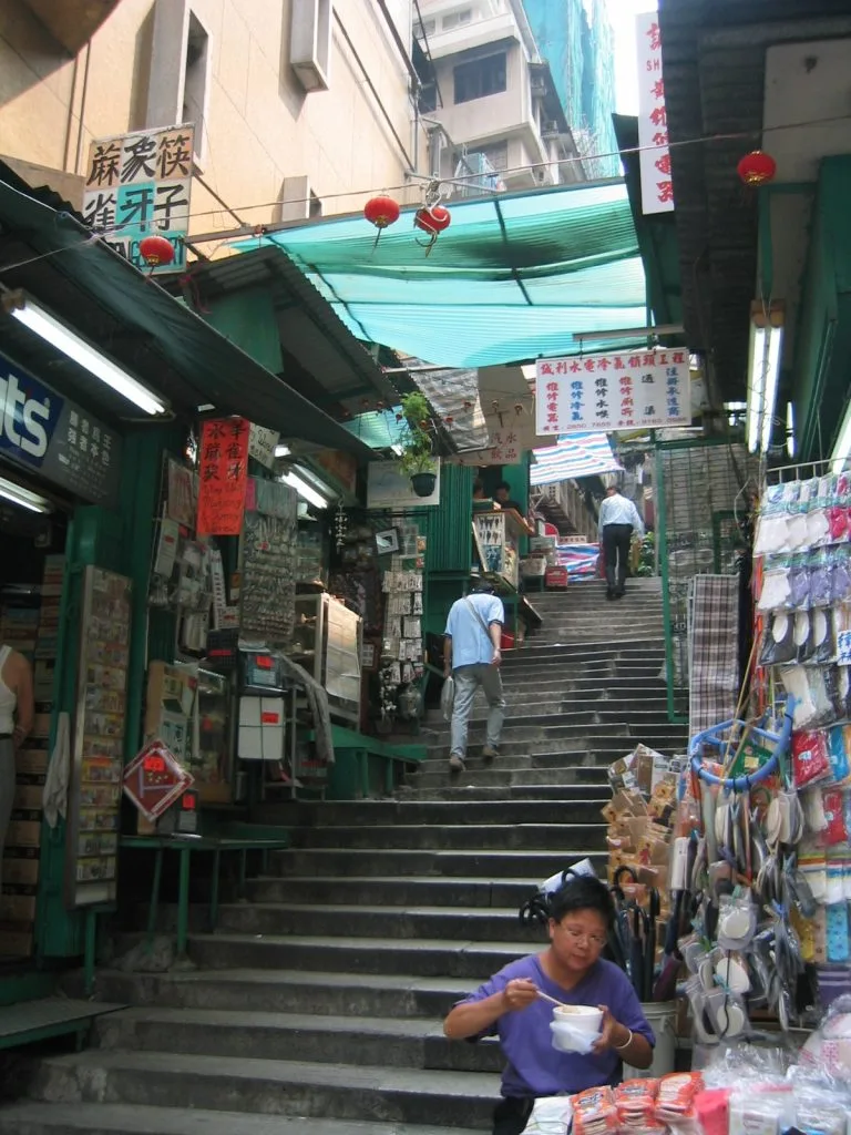 古い商店と階段が連なる香港の街角