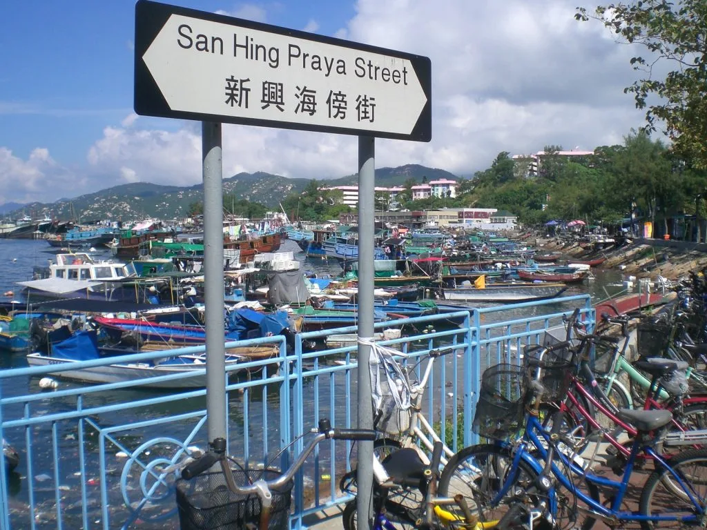 長洲の港沿いに並ぶ自転車と漁船