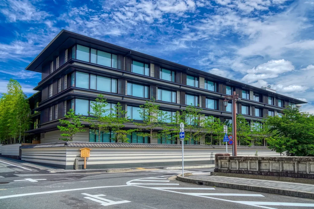 二条城側の交差点から見たHOTEL THE MITSUI KYOTOの長い外観と築地塀