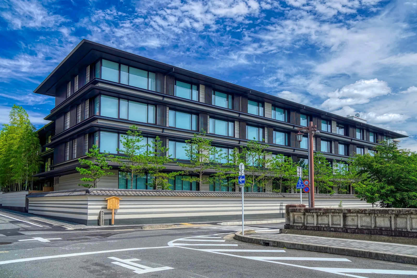 二条城側の交差点から見たHOTEL THE MITSUI KYOTOの長い外観と築地塀