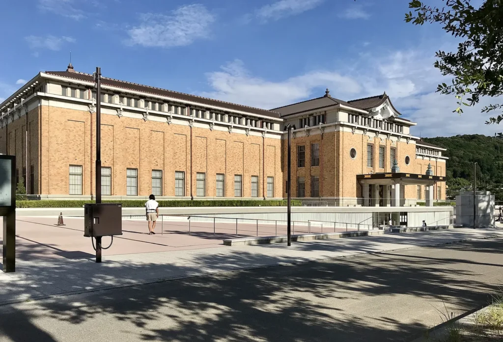 青空の下に立つ煉瓦色の京都市京セラ美術館