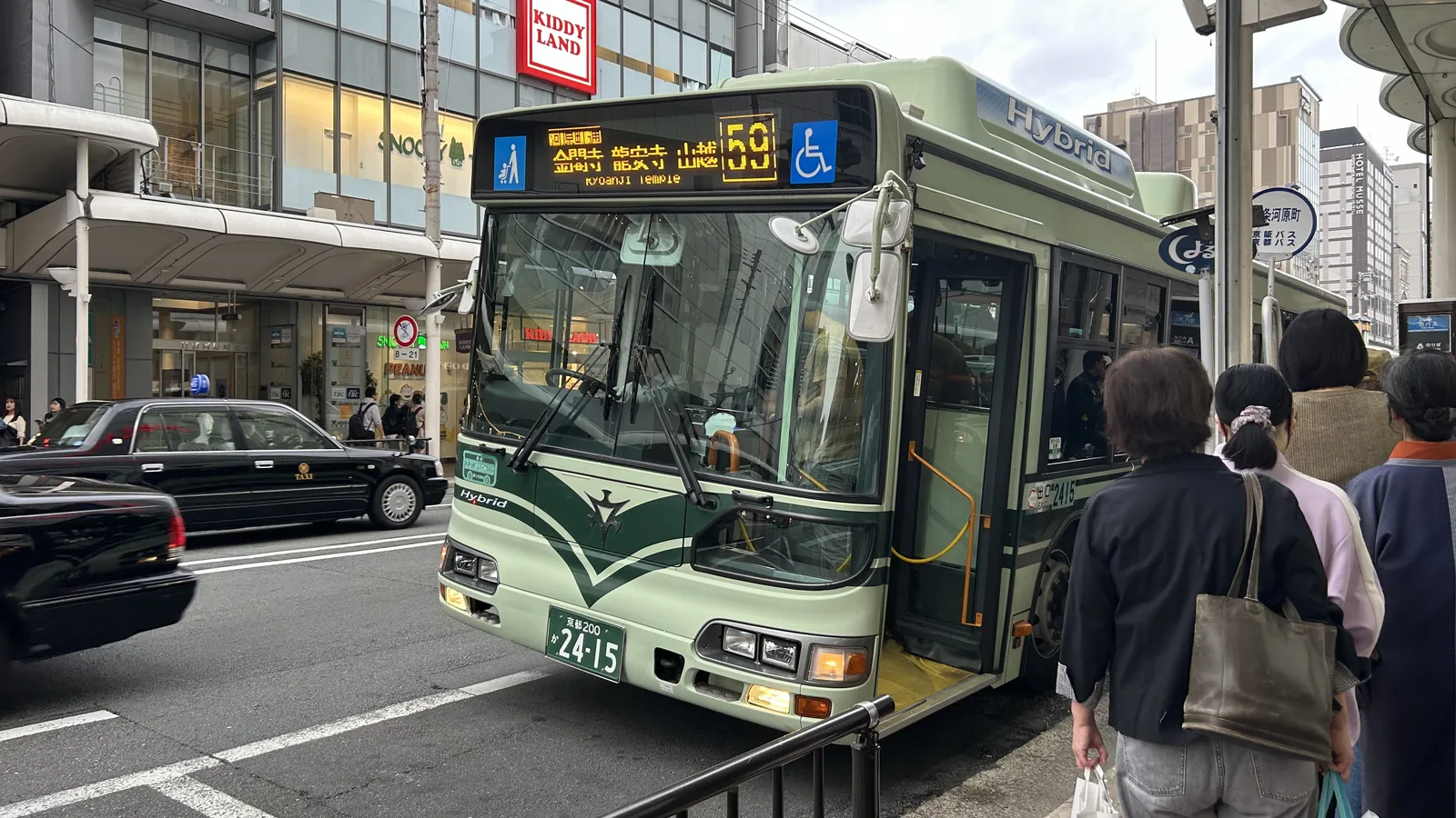 龍安寺・山越行きの表示を出して停留所に着いた京都市バス59系統