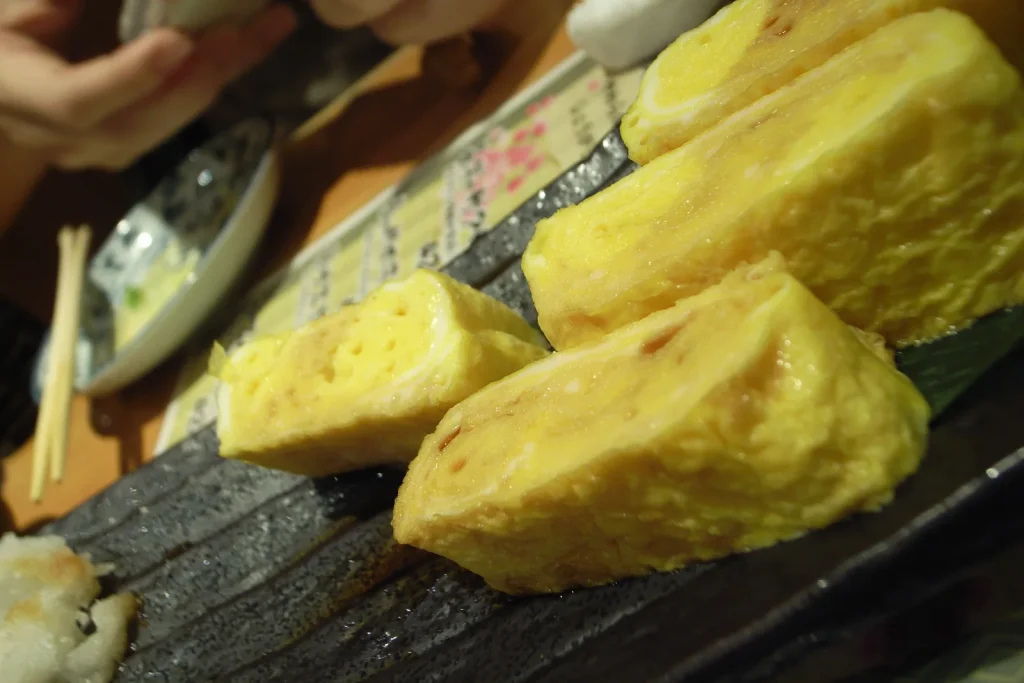 厚く巻かれ湯気を感じるだし巻き卵