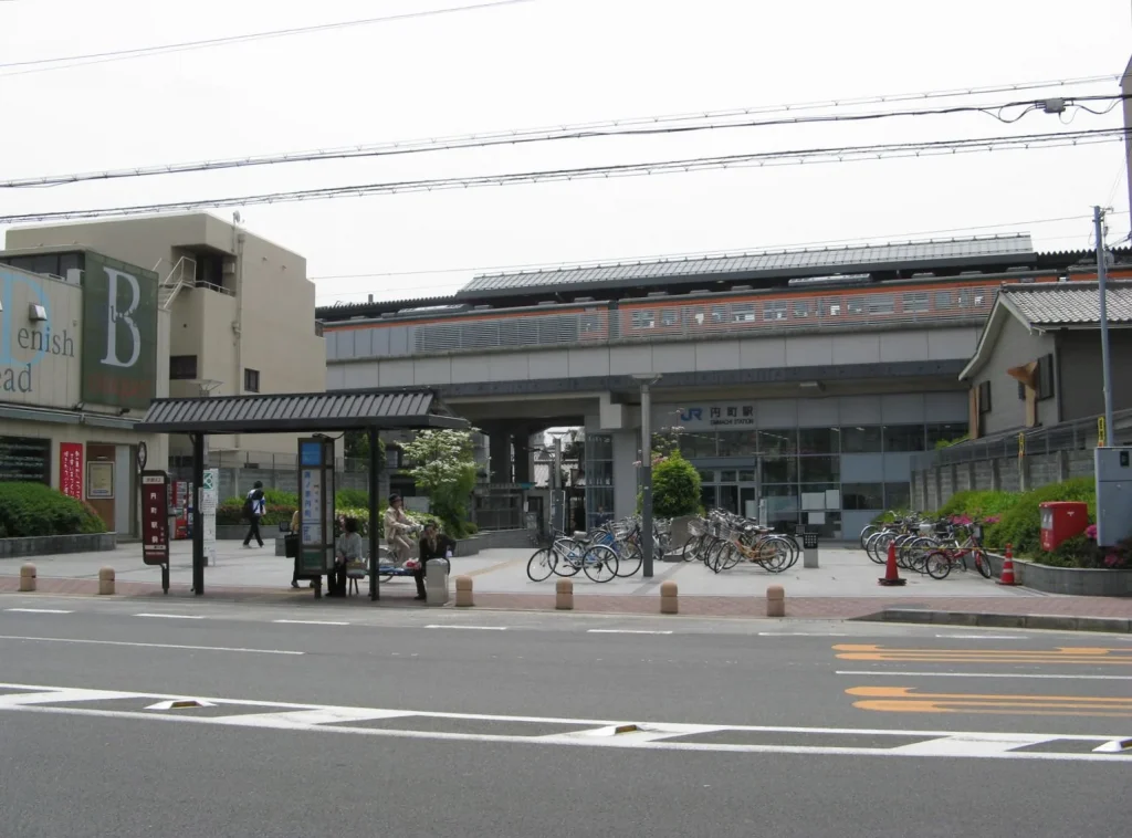 高架ホームとバス停が見えるJR円町駅北口
