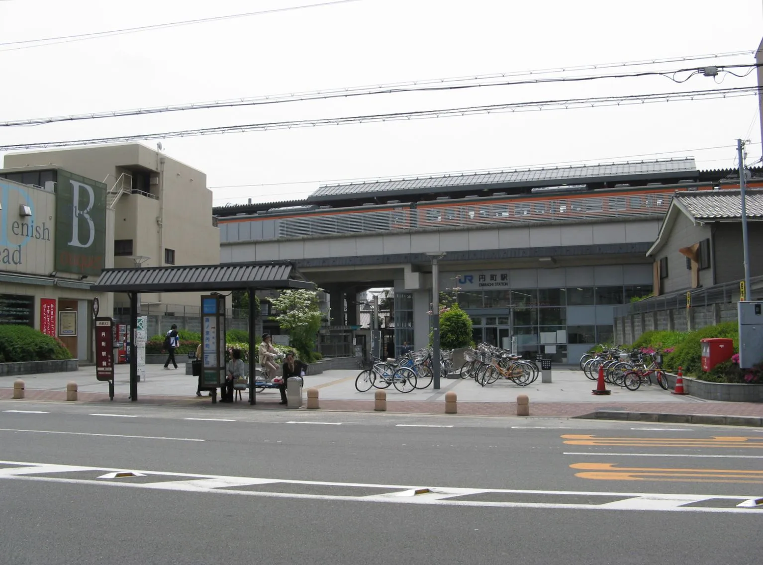 高架ホームとバス停が見えるJR円町駅北口