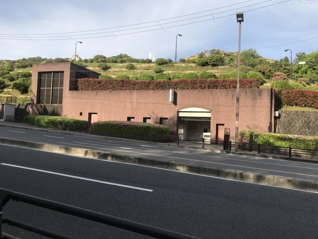 緑の斜面の下にある京都市営地下鉄蹴上駅2番出口