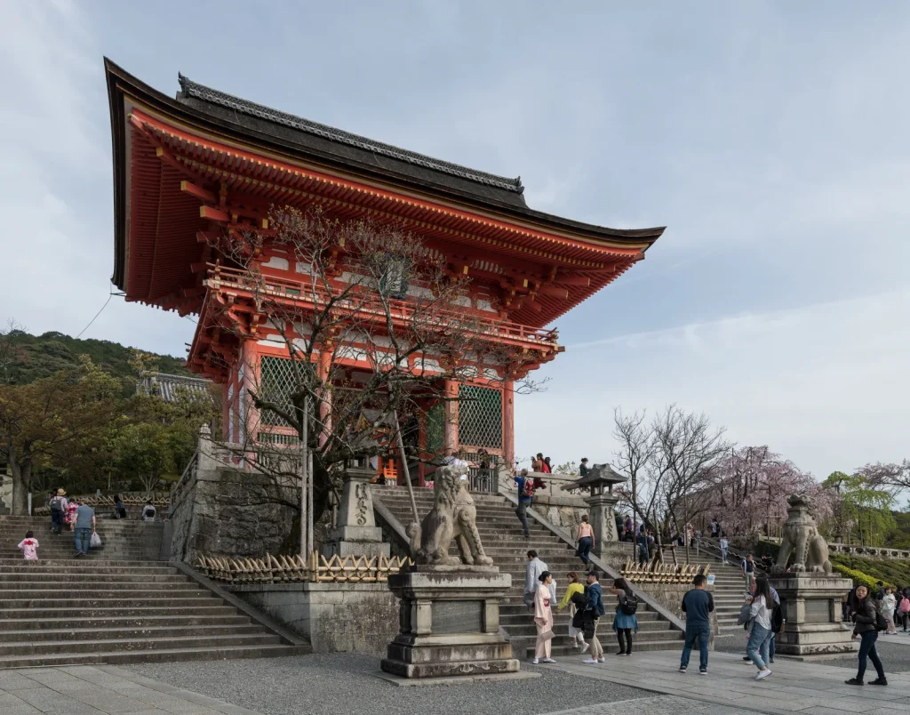 石段の上に立つ朱色の清水寺仁王門