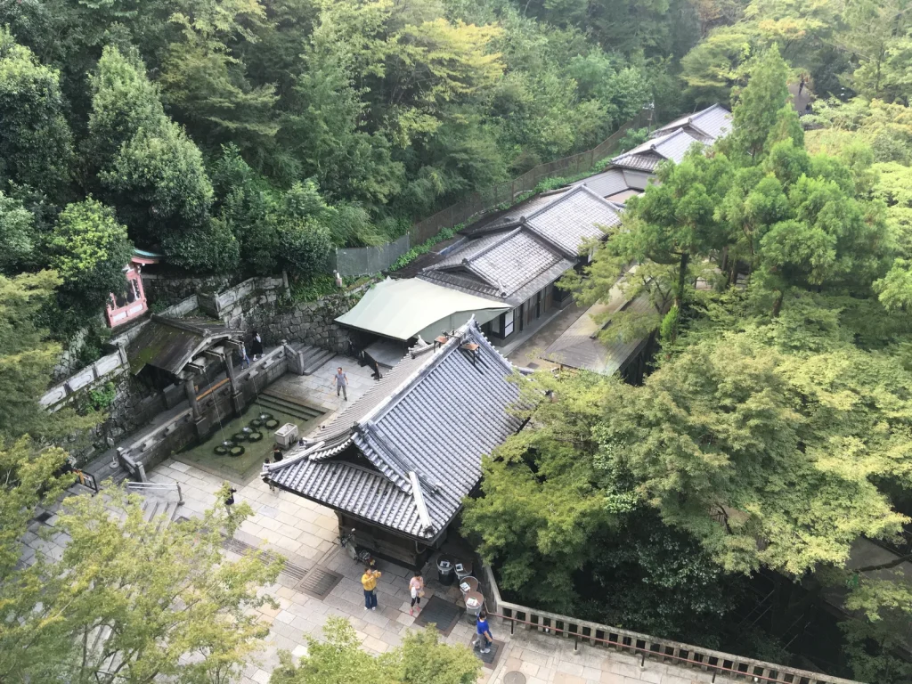 清水寺の舞台から緑の中の音羽の滝を見下ろす景色