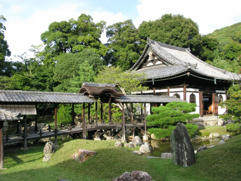 高台寺の観月台と開山堂を結ぶ臥龍廊のある庭園